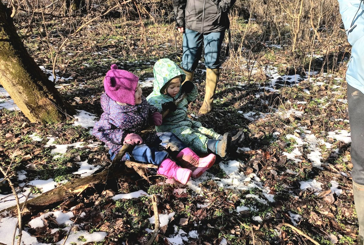 a túra során megfáradt kisgyerekek ülnek a földön