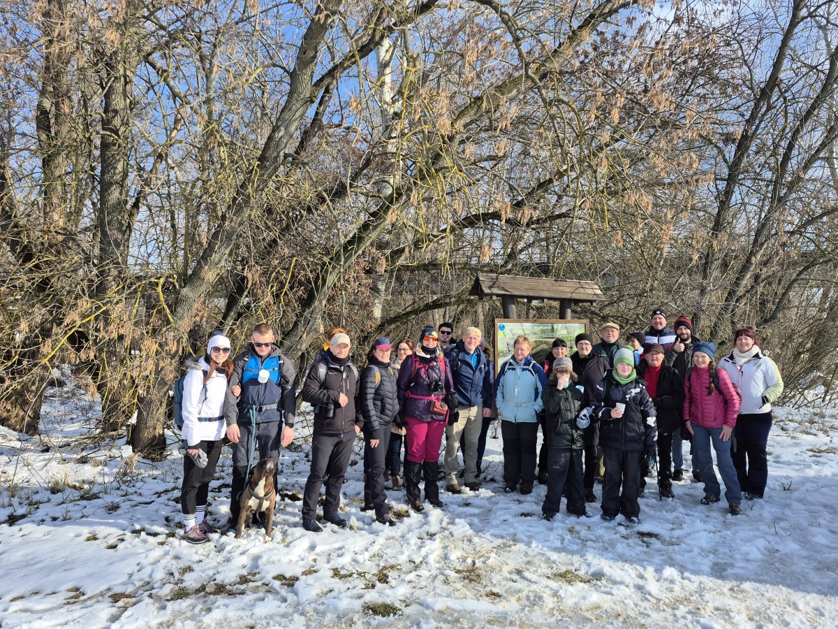 A lelkes túrázó csapat a tanösvény induló táblájánál